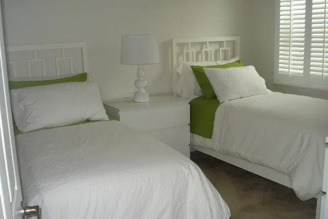 Bedroom with twin bed