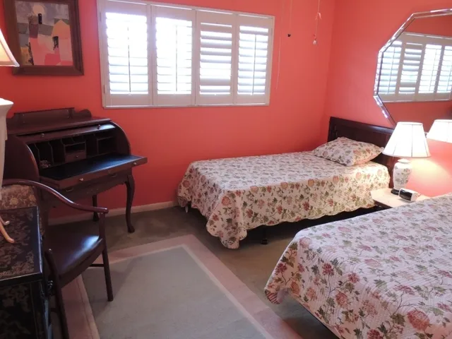 Guest room has twin beds 