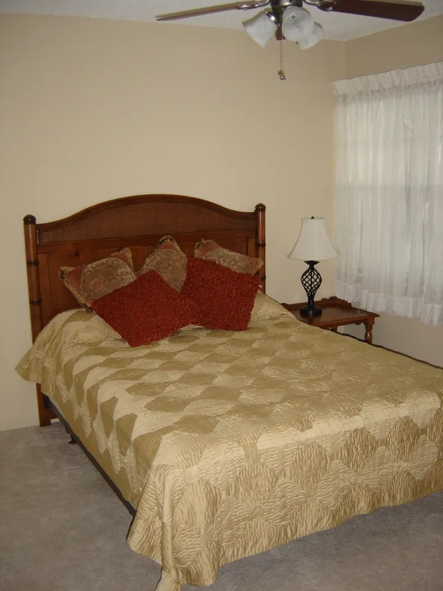 Guest bedroom with queen size bed