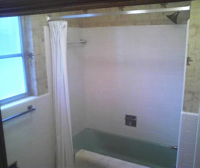 Bathtub/shower.