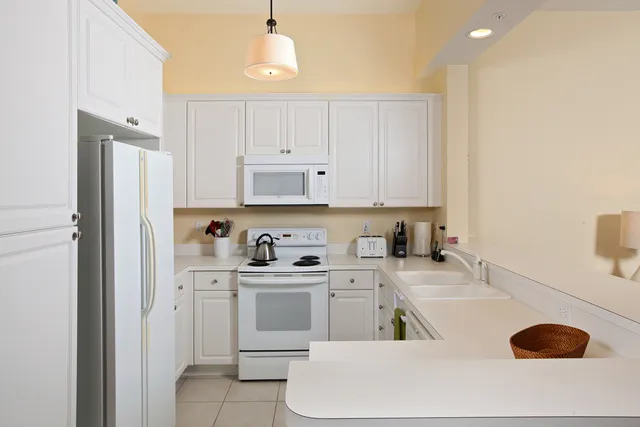 Full size kitchen, microwave, blender, cofee maker, new cookware.