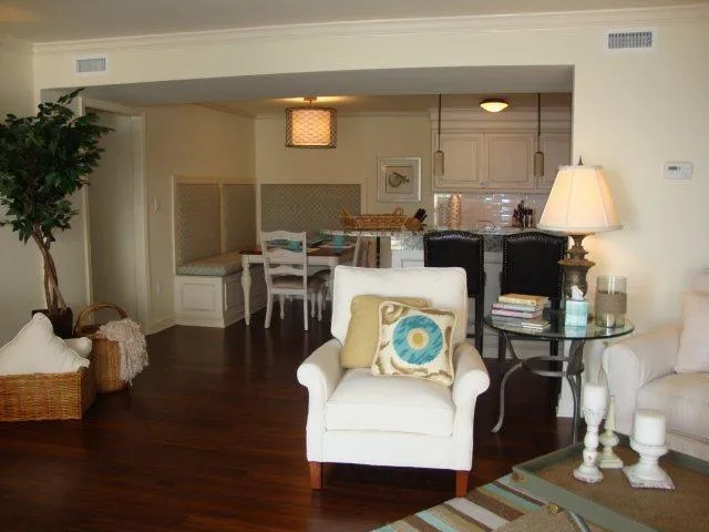Looking from the livingroom in to the dining area and kitchen.