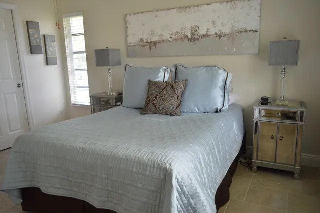 Master Bedroom w/27 inch flat screen tv