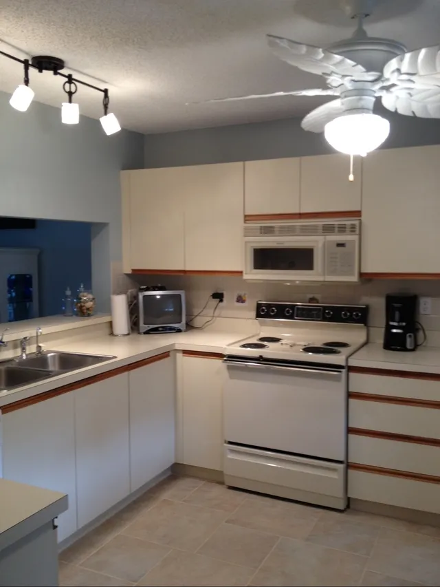 Large eat-in kitchen with pantry