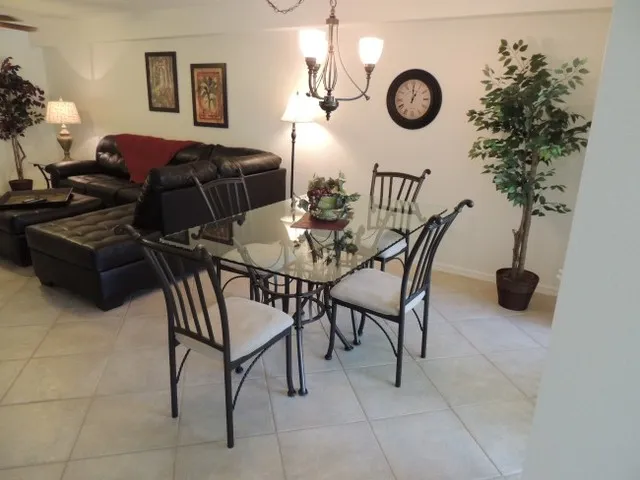 Clean and immaculate condo -west of US 41