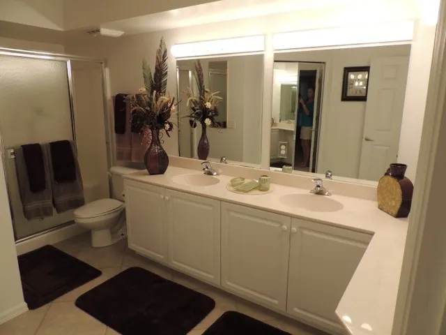 Huge master bath with dual sinks and walk in shower and new towels!!