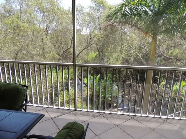 Lanai overlooks preserve - quiet and peaceful