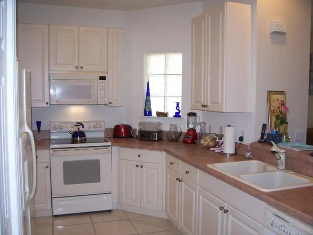 $2500 3 BEDROOM LAKE FRONT CONDO STERLING OAKS photo 9
