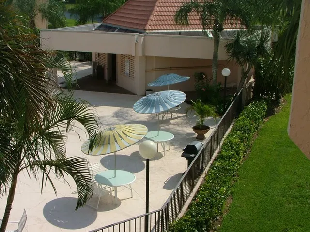 Heart of Naples-Prime location at reasonable price photo 16
