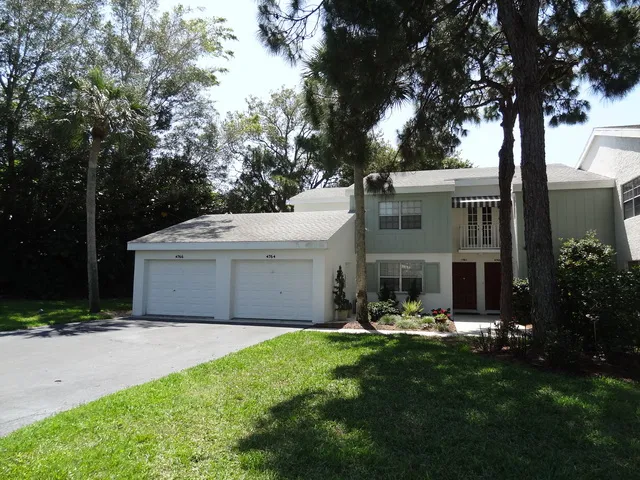 Elegant Park Shore Condo photo 1