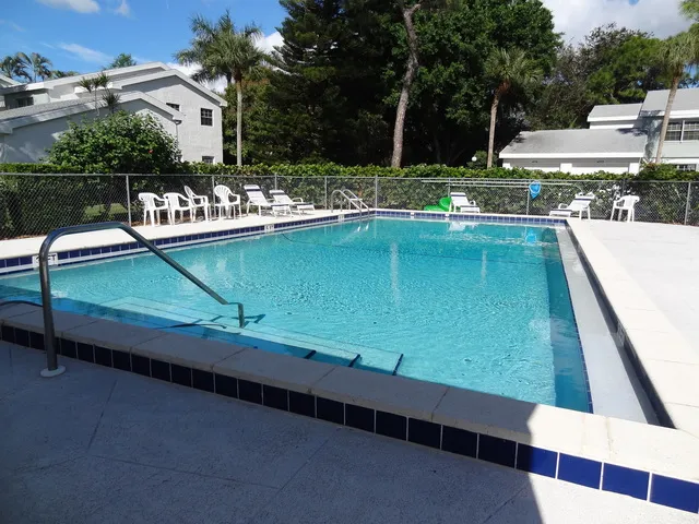 Very quiet community pool, great for sunbathing, or a refreshing swim.