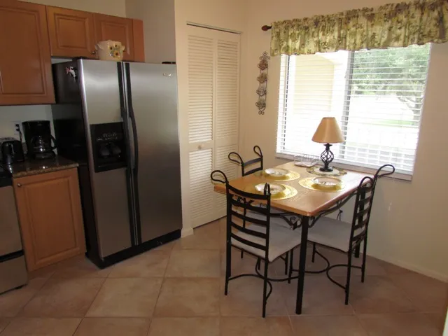 Breakfast area in the kitchen. 