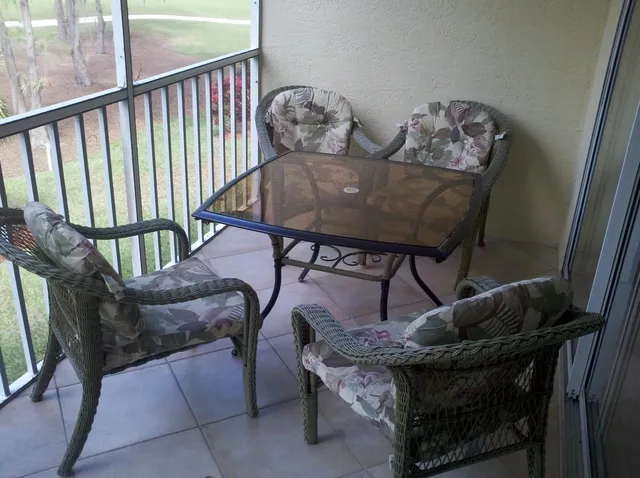 Relax with your coffee/cold drink as you enjoy the golf course view