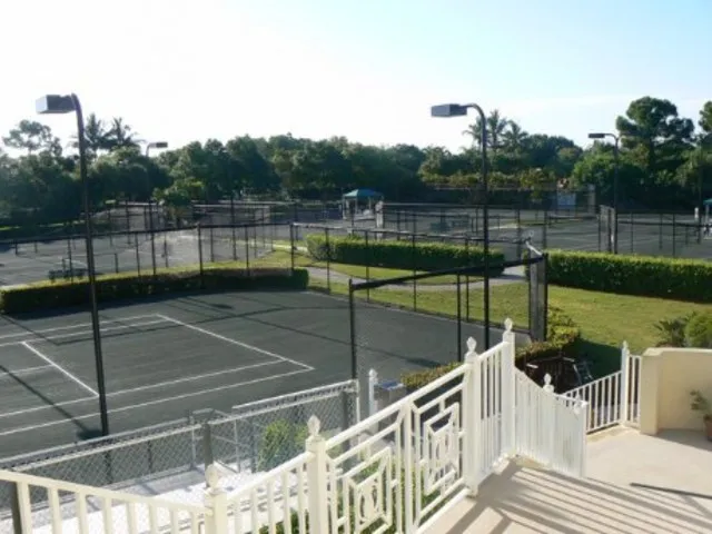 ******BEAUTIFUL STERLING OAKS CONDO**** photo 9