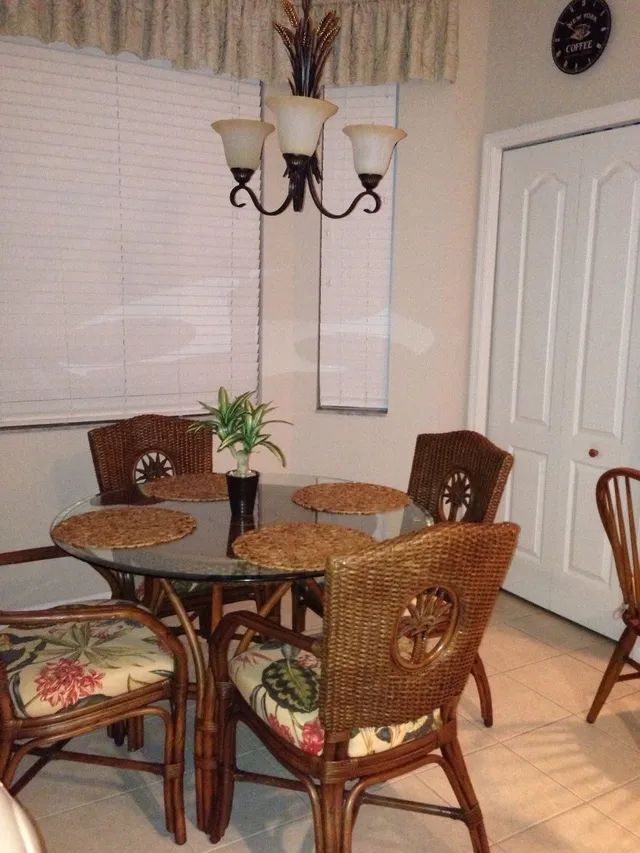 Kitchen dining area