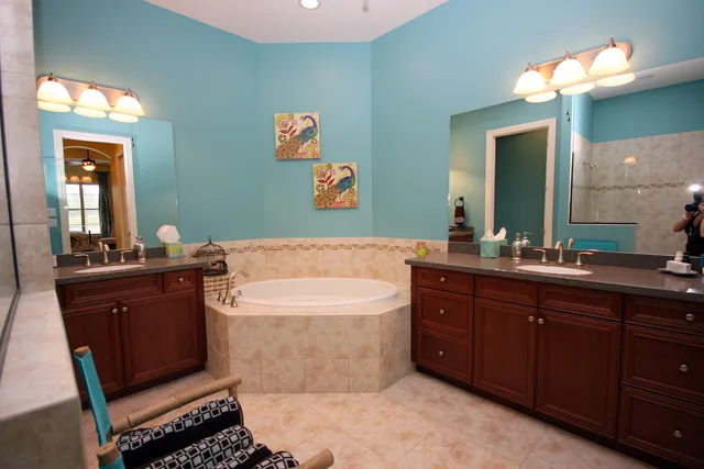 MASTER BATH: GARDEN TUB, SEPERATE SHOWER AND DUAL SINKS