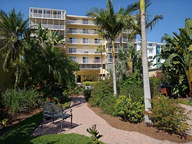 Building and Garden on Gulf Shore Blvd