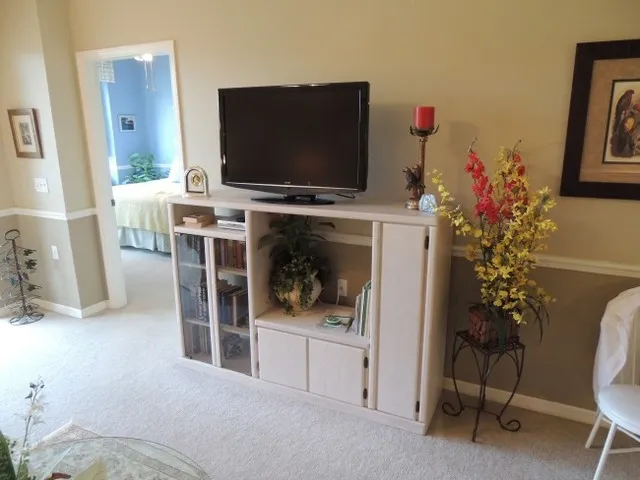 Nicely furnished and decorated through out!