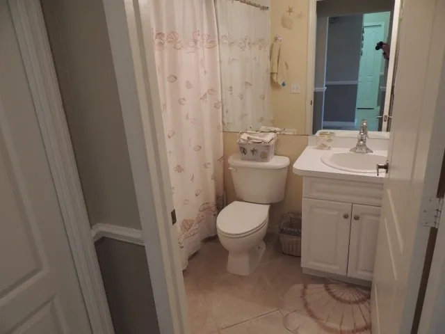 Guest bath has a tub / shower combo - all linens and towels included