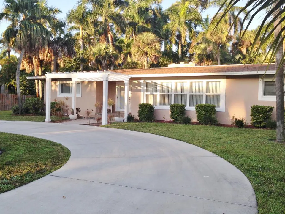 Seasonal 3 bedroom plus den pool home in Old Naples photo 1