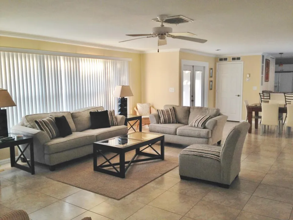 Living room perfect for enteraining 