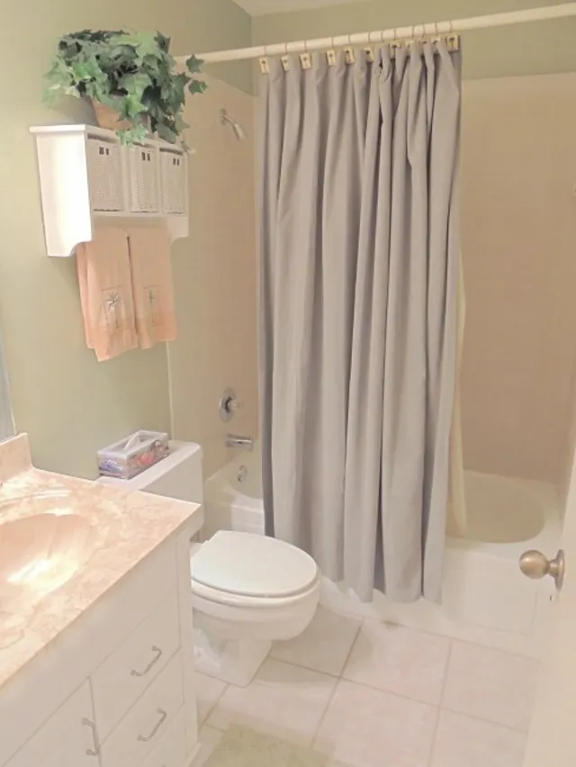 Guest bath with tub / shower combo