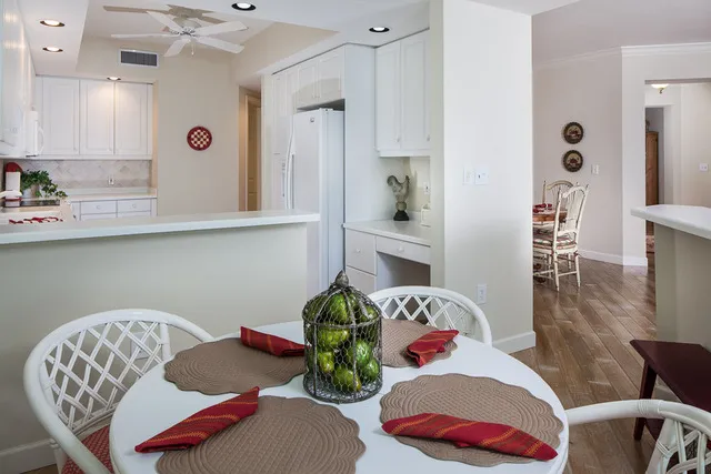 Dining area & kitchen