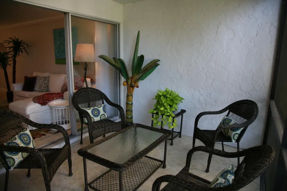 Fully furnished Lanai with Lake views