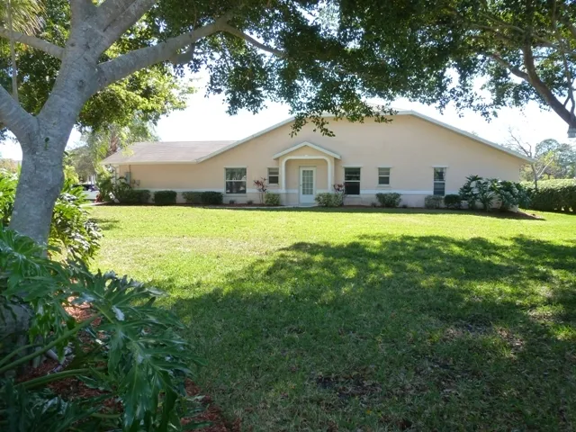 End Unit villa with large side yard