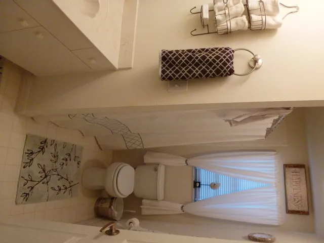 2nd bathroom with tub/shower 