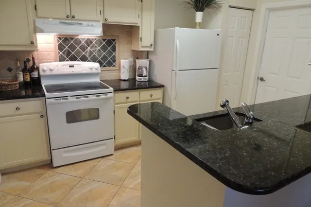 Full kitchen
