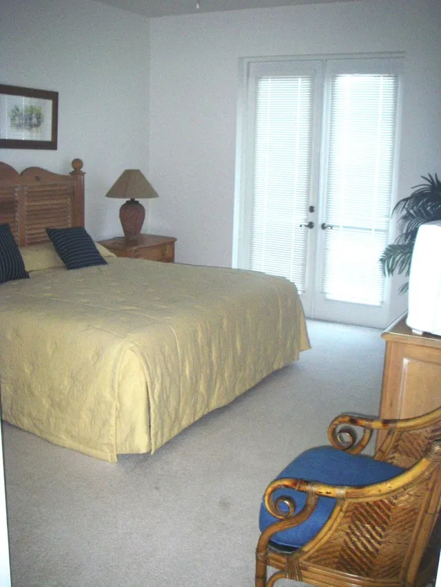 King Master suite with luxurious bath (with soaking tub and separate shower