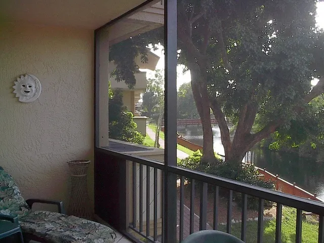 FULLY SCREENED LANAI W/CHAISSE LOUNGE & TABLE & CHAIRS FOR OUTSIDE DINING