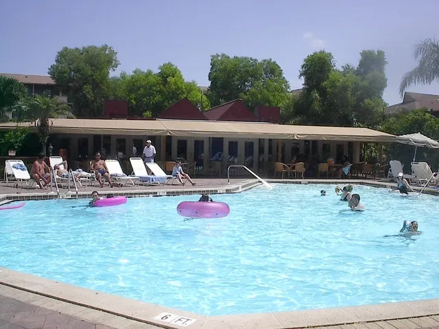 HEATED POOL w/WATERFALL & ON SITE FULL MENU RESTAURANT/PUB w/MUSIC 2 NIGHTS