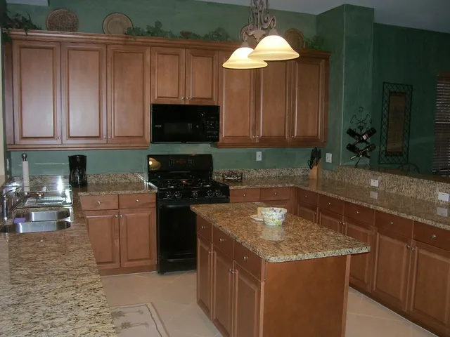 Granite kitchen w/hi end appliances