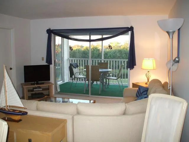 Lounge Area - new 32" Flatscreen TV, DVD & Cable