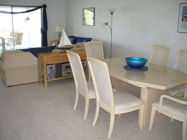 Dining Area - 6 Seat expanding table. Stereo with MP3 player connection