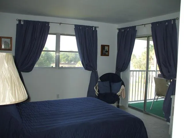 Master bedroom - sliding doors to Lanai