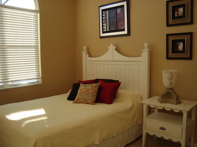 Queen bed in oversized third bedroom