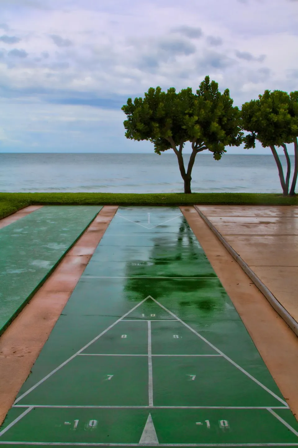 Shuffle board