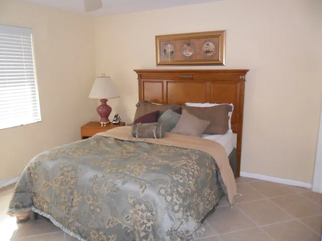 Guest Bedroom-Queen size bed
