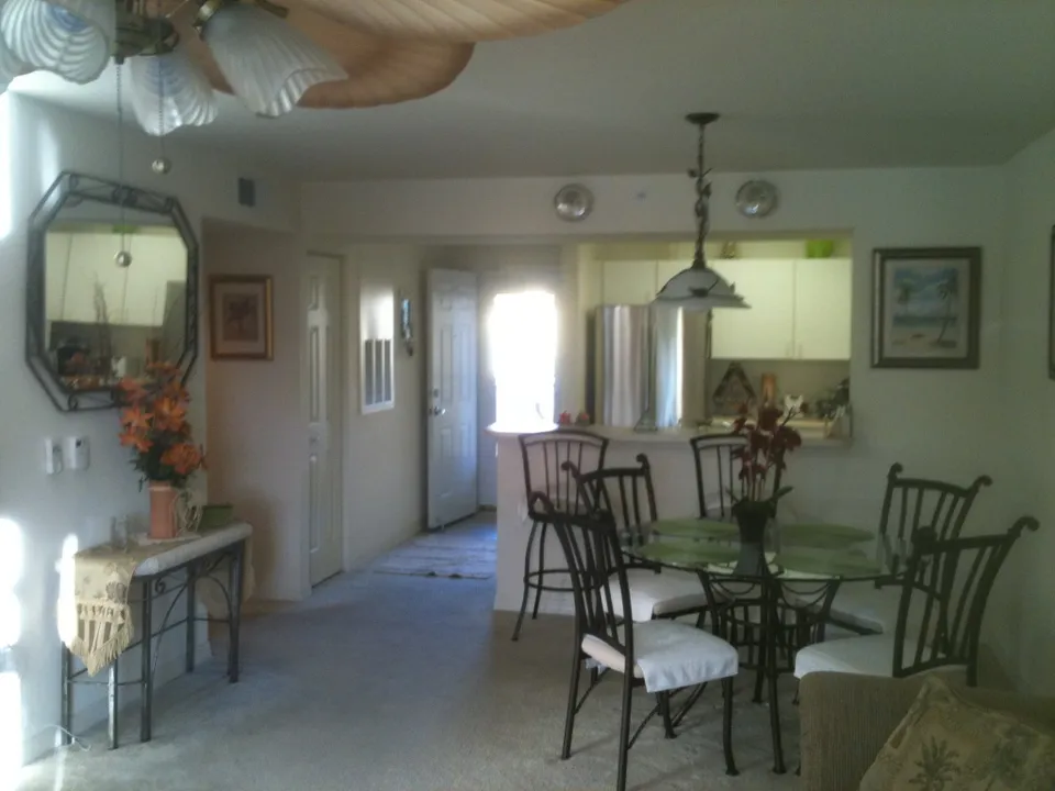 Relaxing dining area / Front door has screen door (screen or glass) your choice!!!