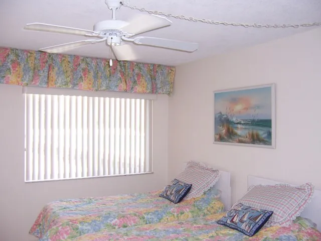 Guest Bedroom, Twin Beds, and walkin closet