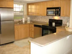 Beautiful Remodeled Condo, walk to shops/dining photo 2