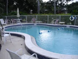 Beautiful Remodeled Condo, walk to shops/dining photo 3