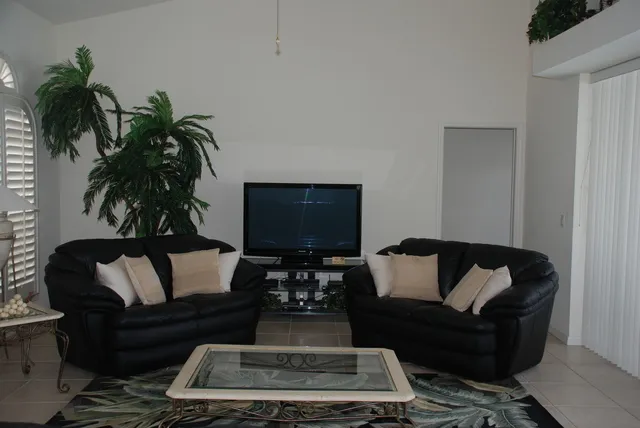 The Flamingo - Living Room
