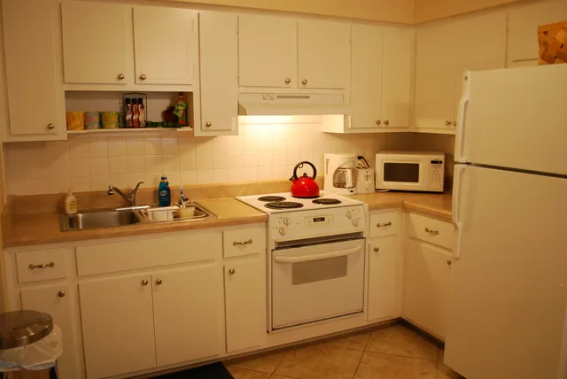 Well-supplied kitchen with all utensils, blender, toaster, spices, etc.