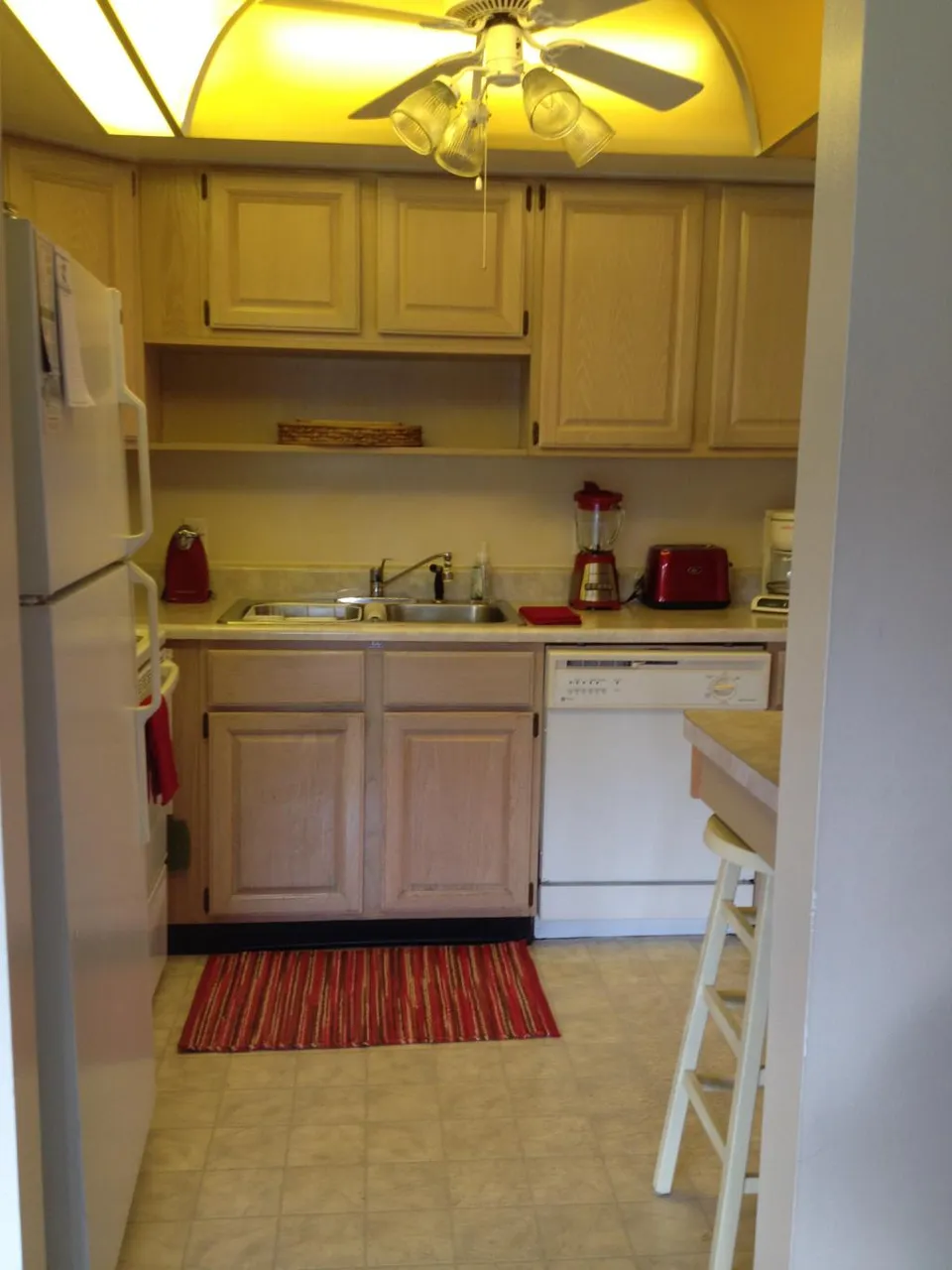 KITCHEN HAS DOMED CEILING w/CEILING FAN