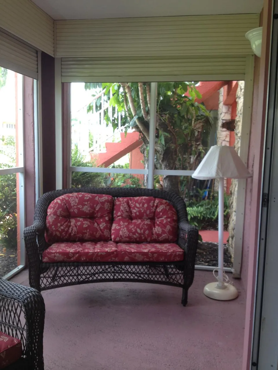 NICE SCREENED LANAI w/PRIVACY SHUTTERS