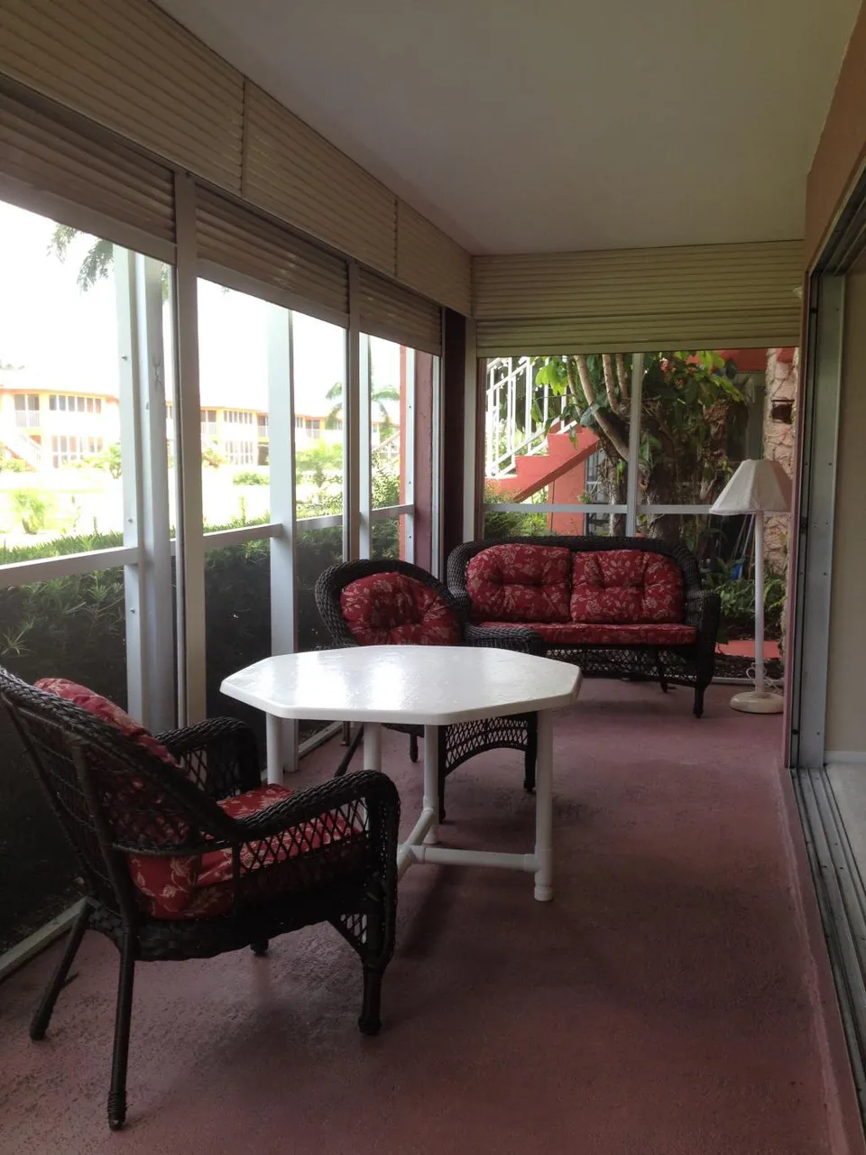 ENJOY YOUR MEALS OUT ON THE SCREENED LANAI!